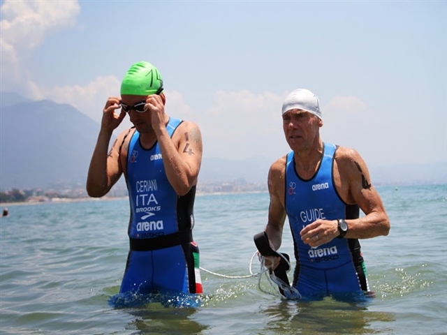 Alberto e Claudio mentre escono dall'acqua con la muta 